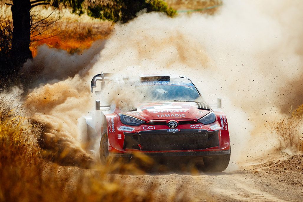 Un Toyota GR Yaris Rally1 levanta una nube de polvo en un tramo de tierra